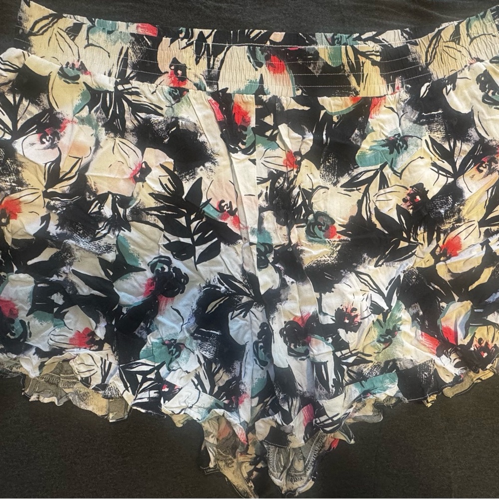 Floral Print w/ Ruffles Women's Shorts